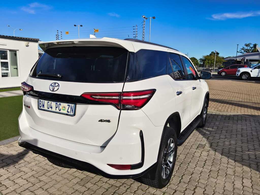 Toyota Fortuner - View 6