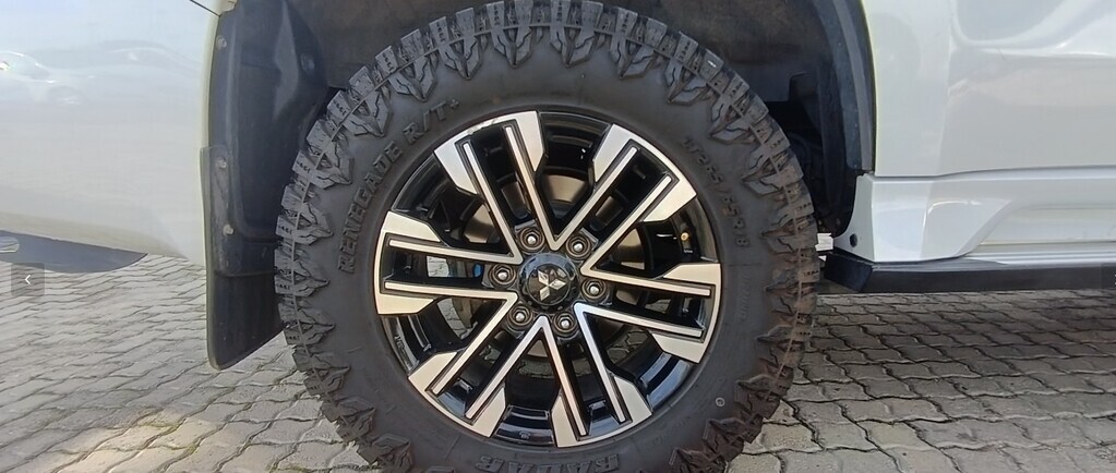 Mitsubishi Pajero - View 12