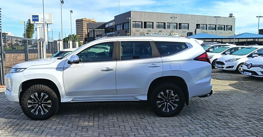 Mitsubishi Pajero - View 4