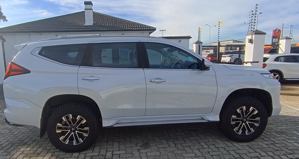 Mitsubishi Pajero - View 8