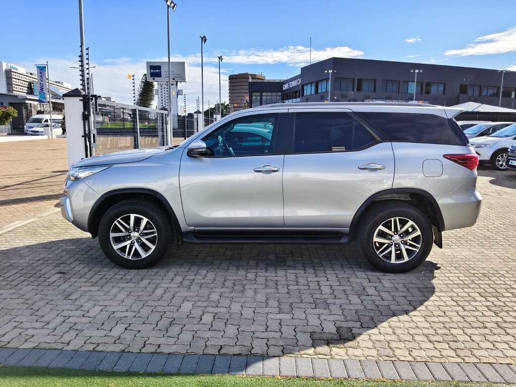 Toyota Fortuner - View 4