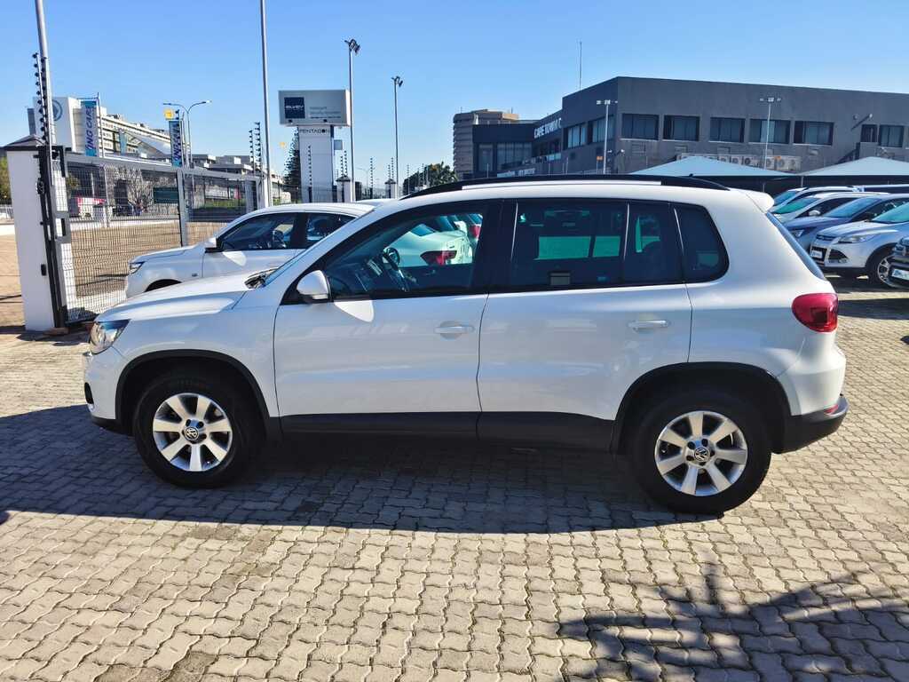 Volkswagen Tiguan - View 4
