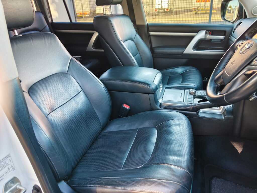 Toyota Land Cruiser 200 - View 11