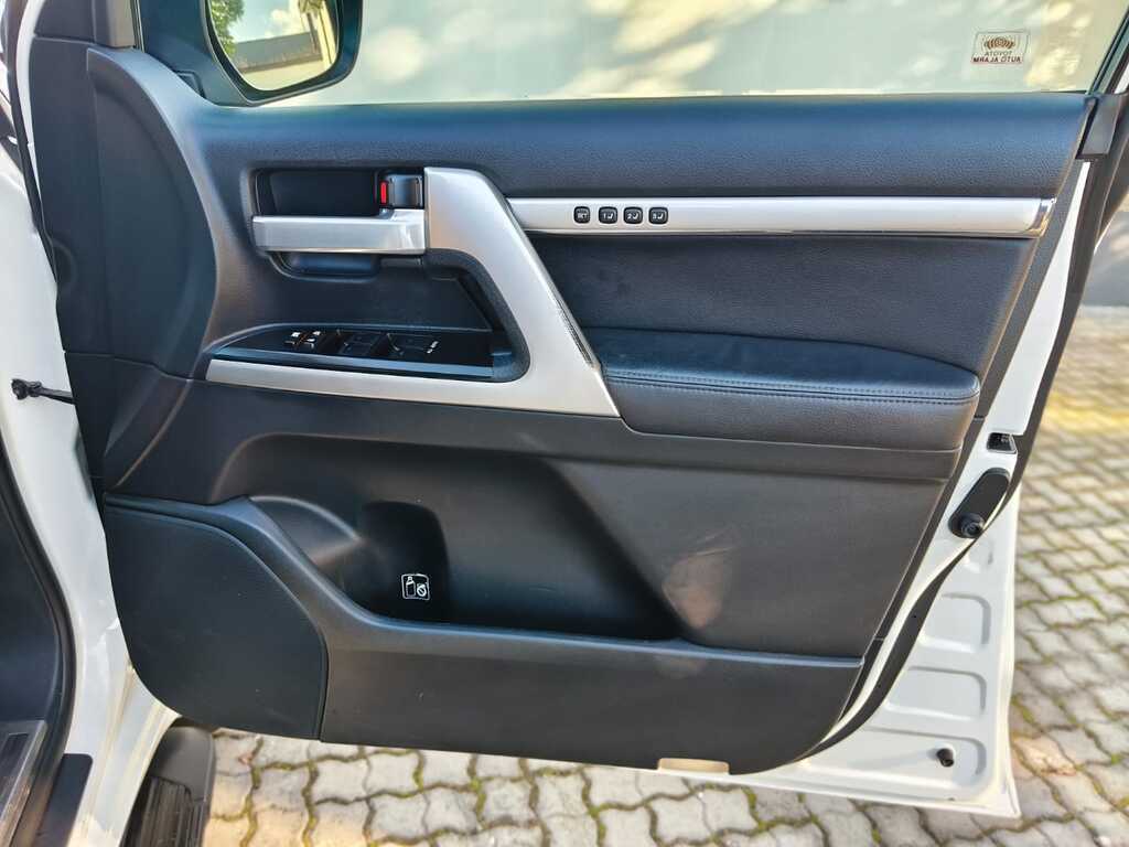 Toyota Land Cruiser 200 - View 13