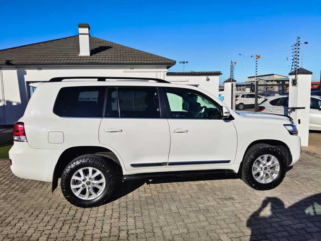 Toyota Land Cruiser 200 - View 8