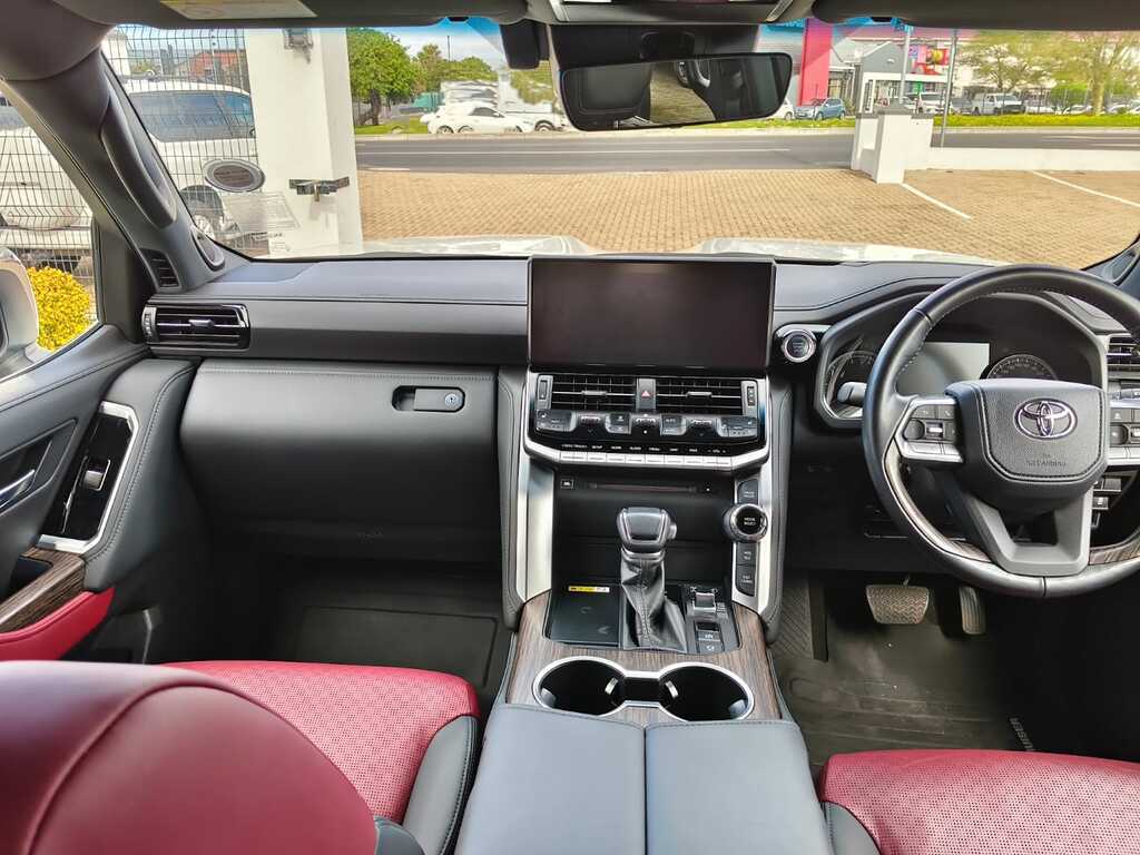 Toyota Land Cruiser 300 - View 10
