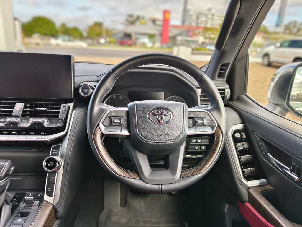 Toyota Land Cruiser 300 - View 11