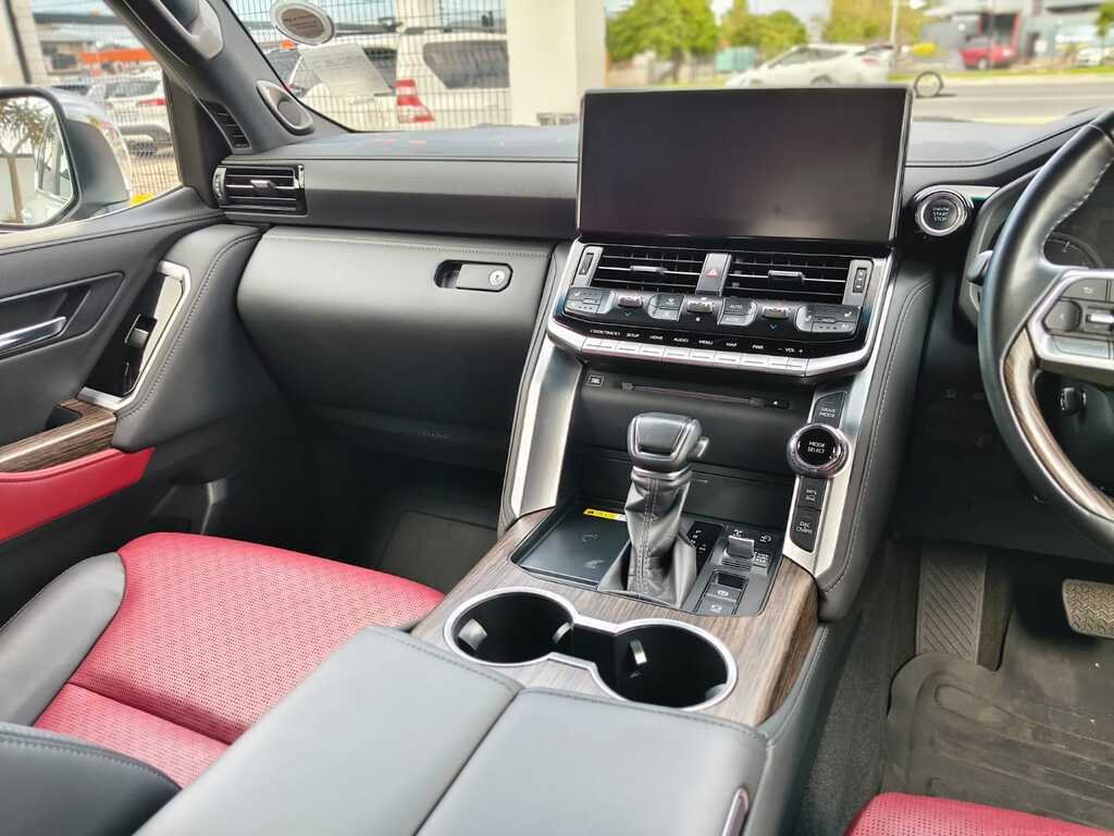 Toyota Land Cruiser 300 - View 12