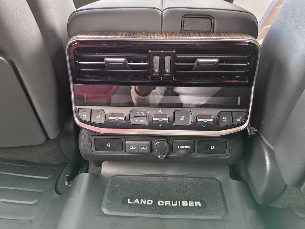Toyota Land Cruiser 300 - View 13
