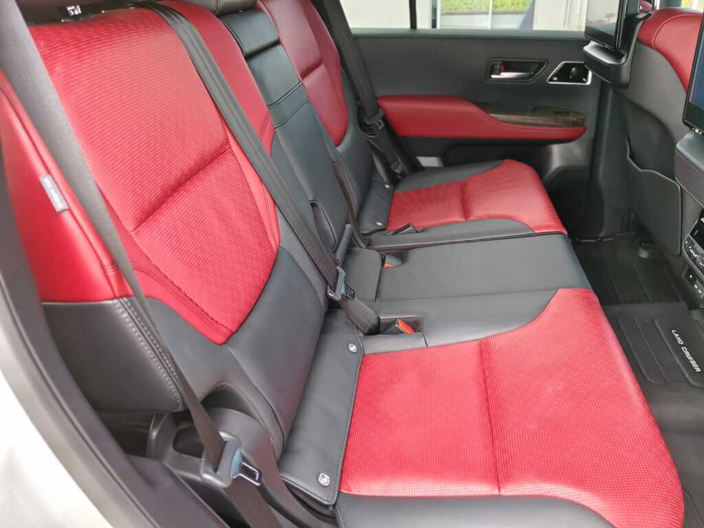 Toyota Land Cruiser 300 - View 15