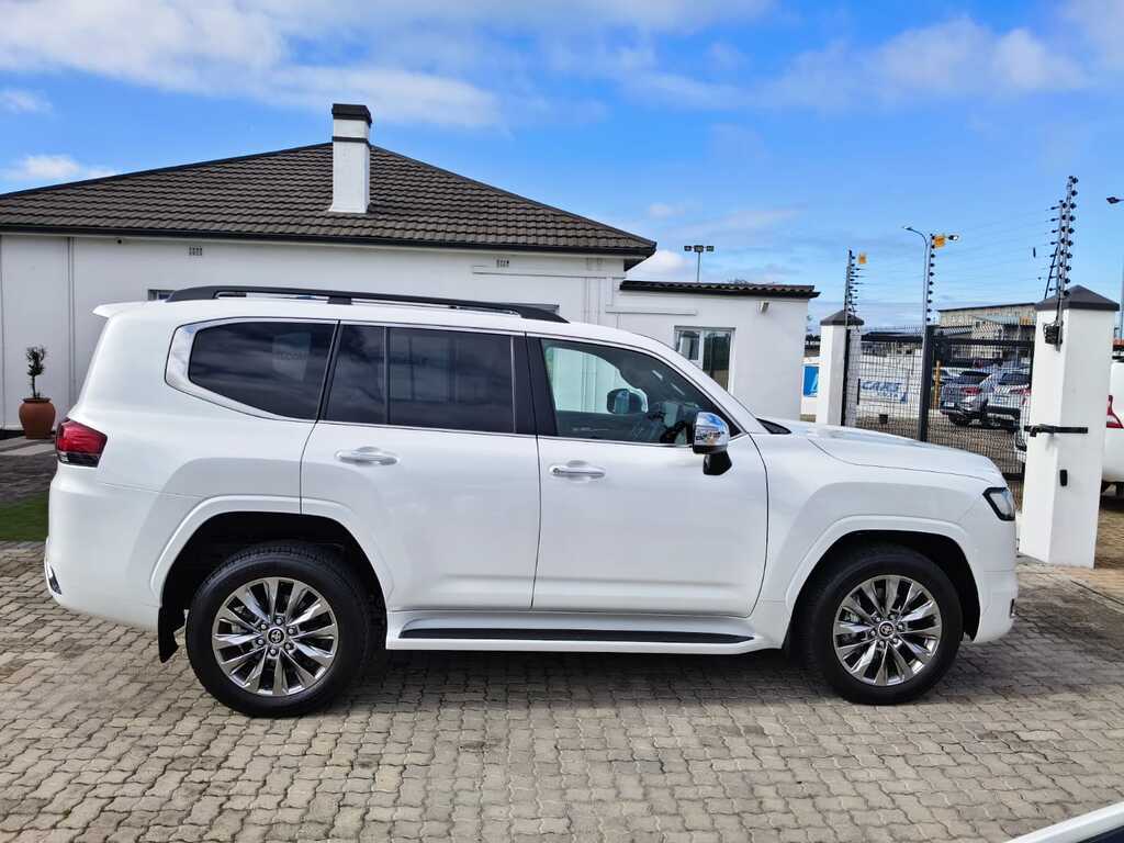 Toyota Land Cruiser 300 - View 8