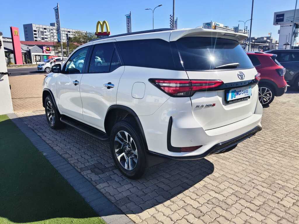 Toyota Fortuner - View 5