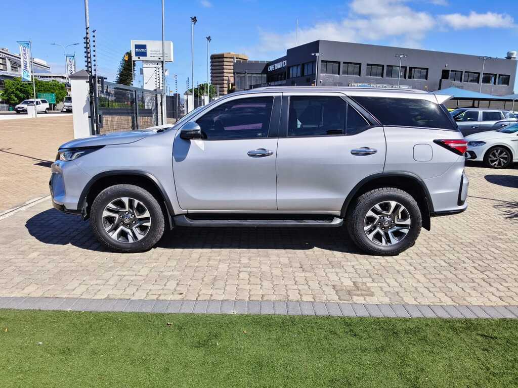 Toyota Fortuner - View 4