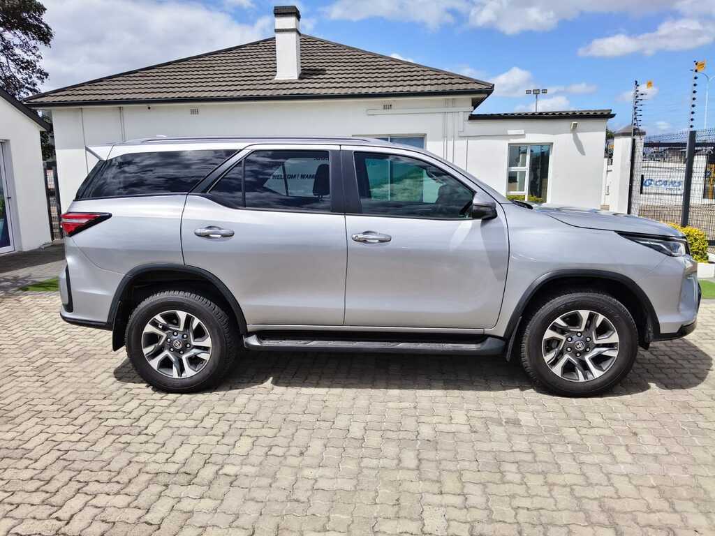 Toyota Fortuner - View 6