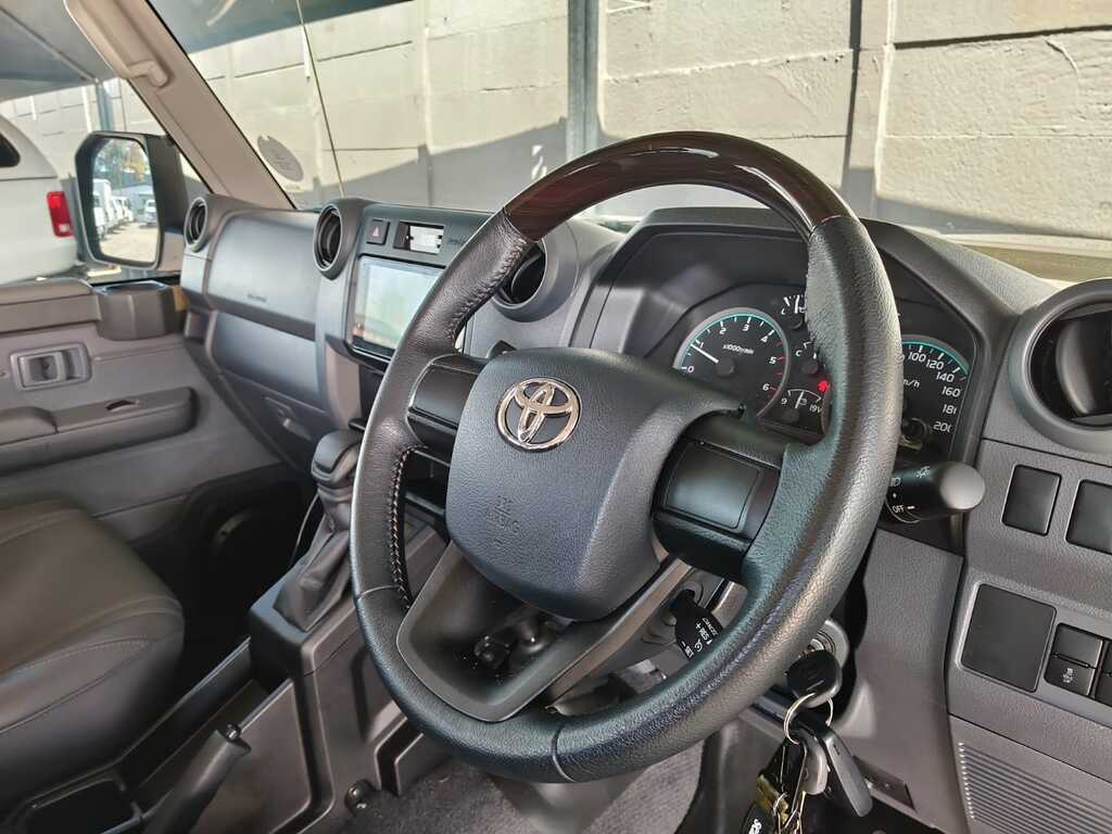 Toyota Landcruiser 70 - View 10