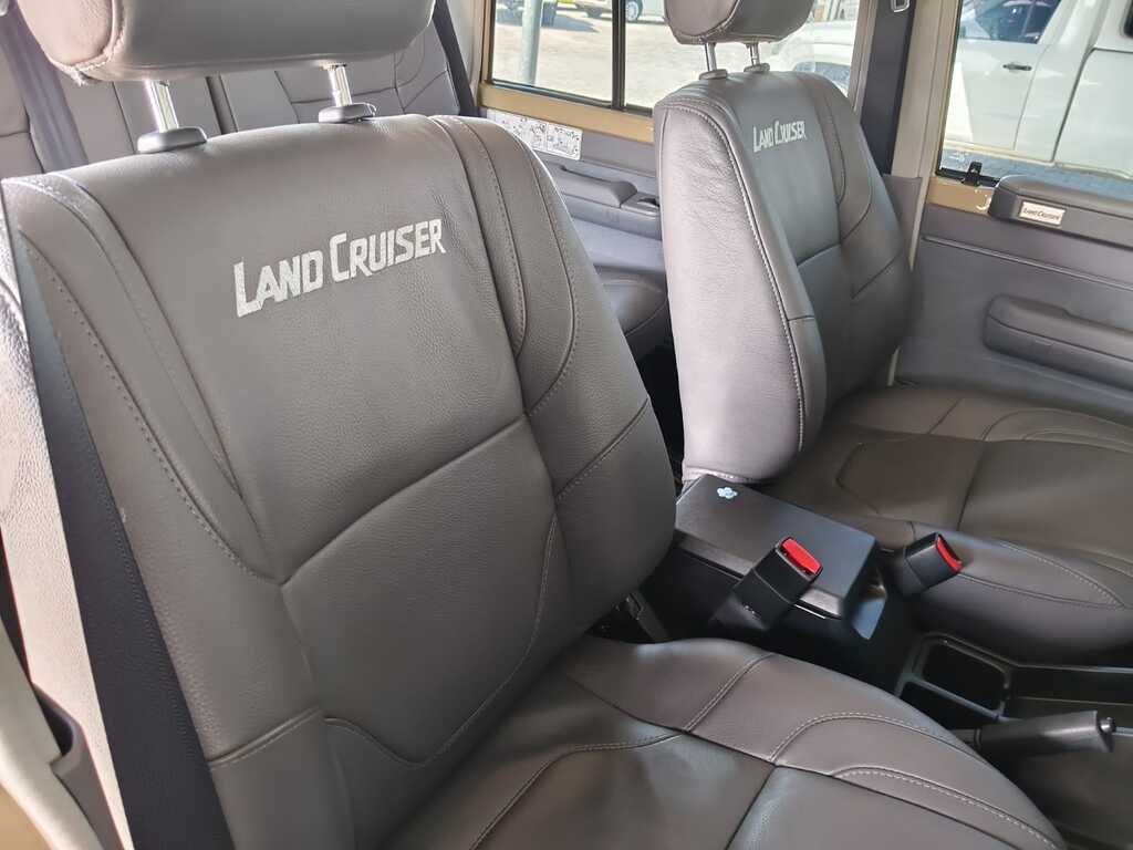 Toyota Landcruiser 70 - View 11