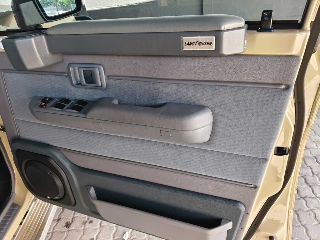 Toyota Landcruiser 70 - View 14