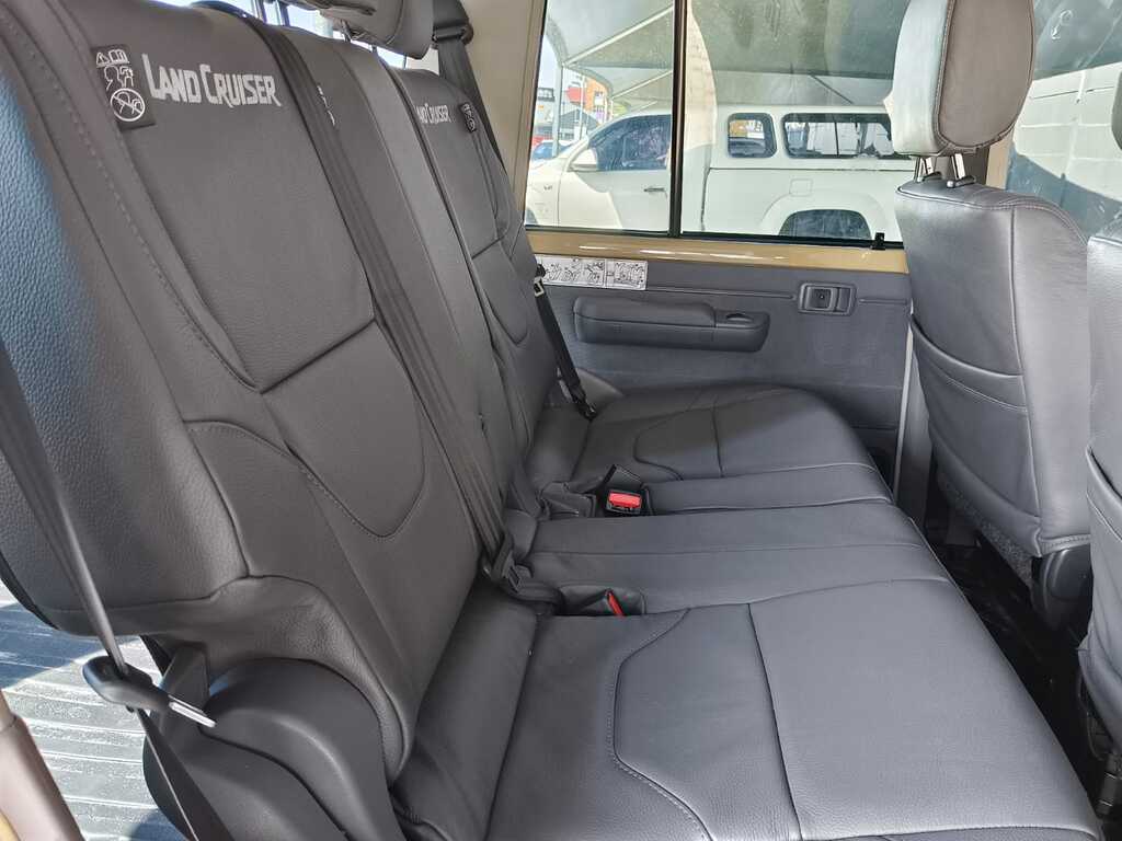 Toyota Landcruiser 70 - View 15