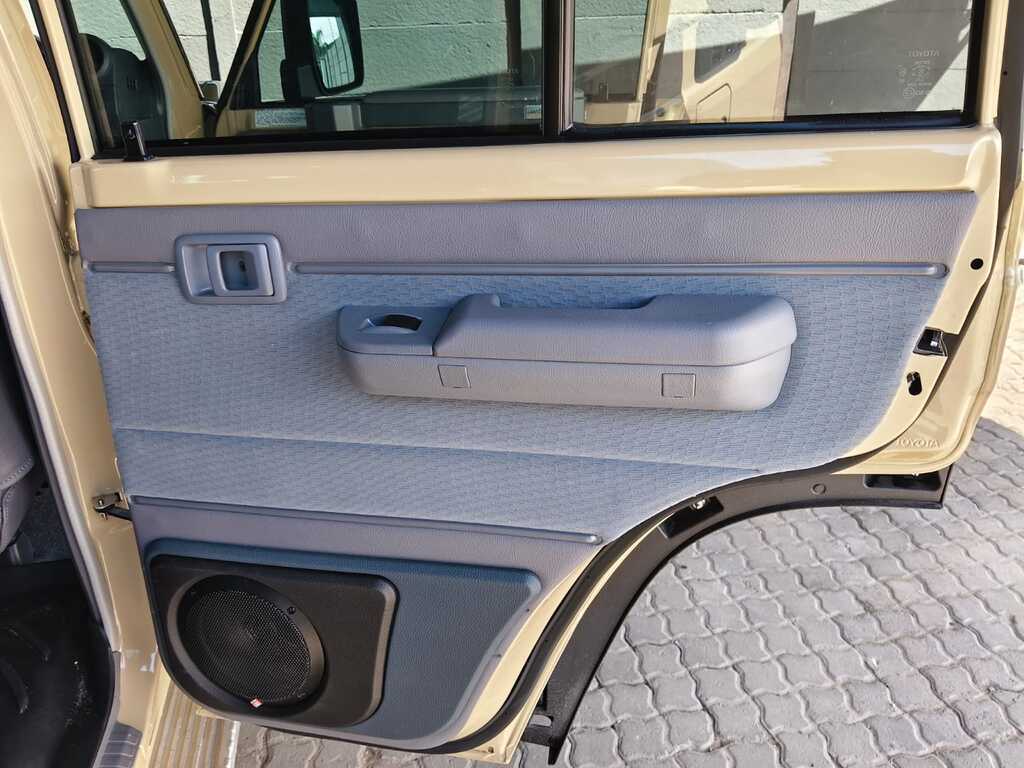 Toyota Landcruiser 70 - View 16