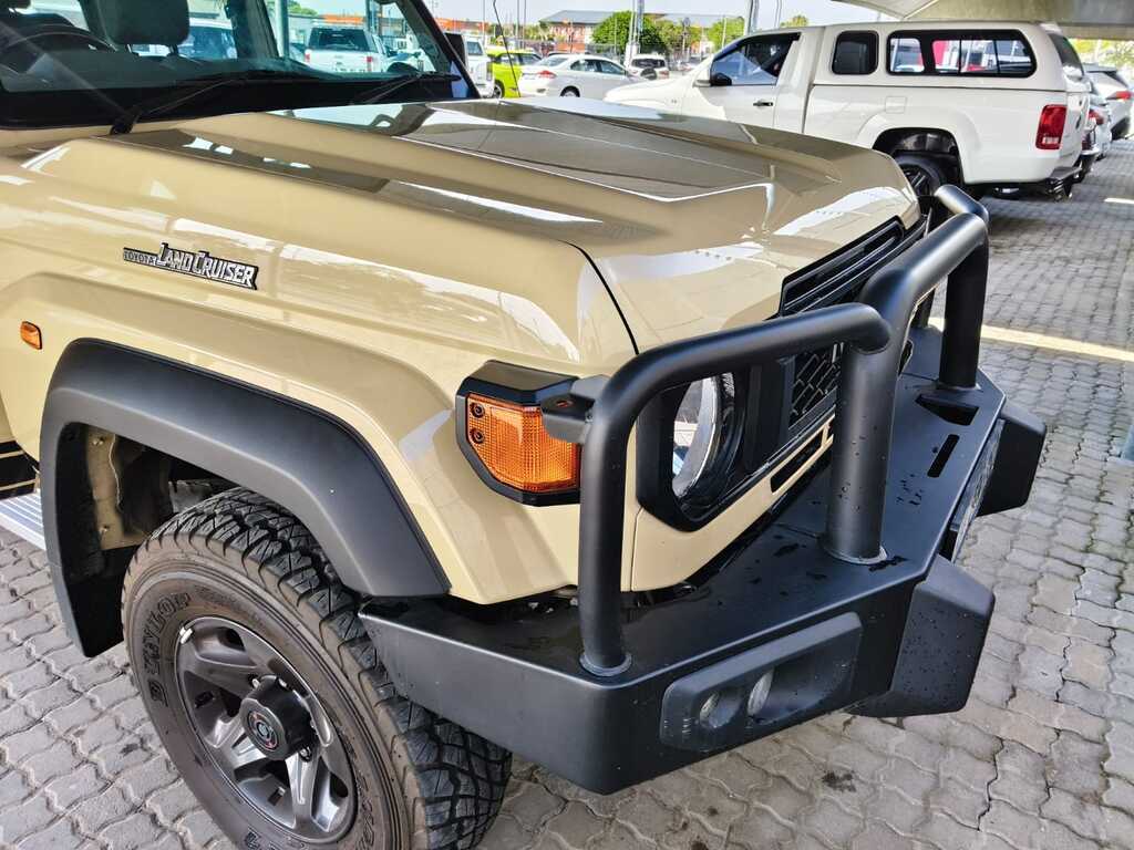 Toyota Landcruiser 70 - View 20