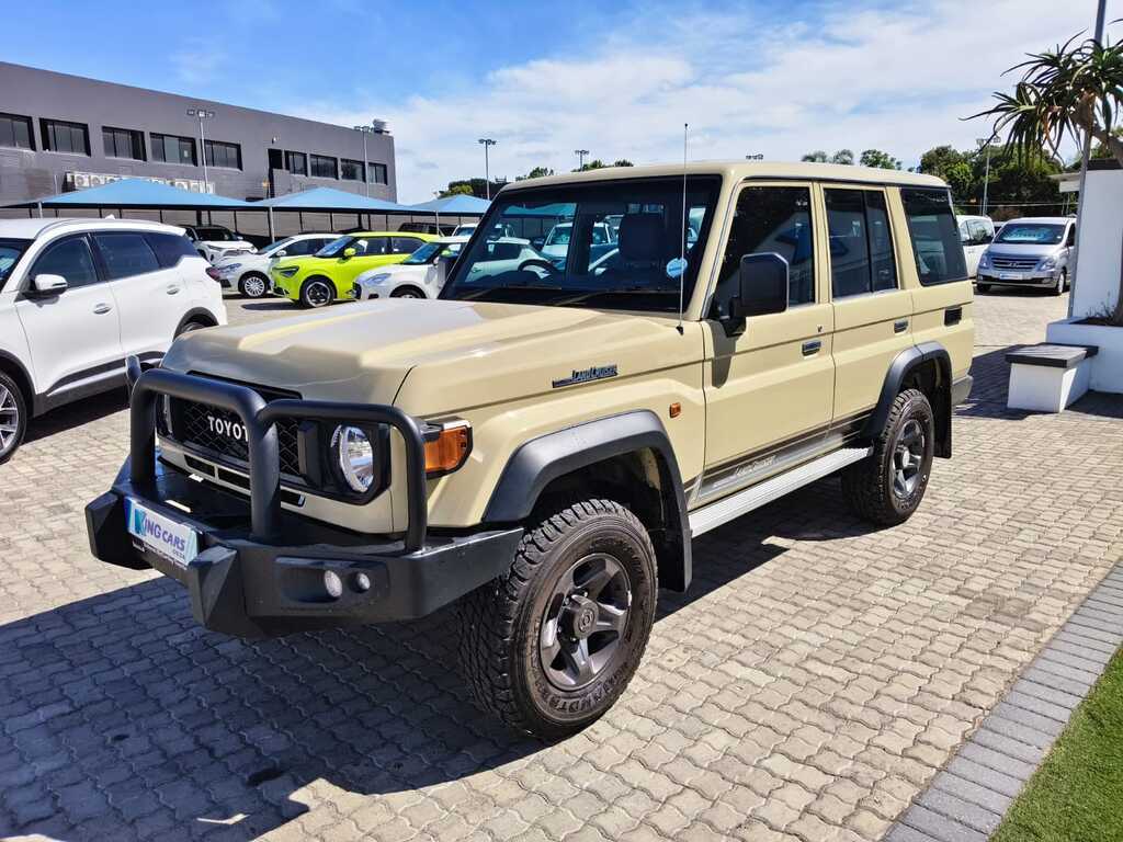Toyota Landcruiser 70 - View 3