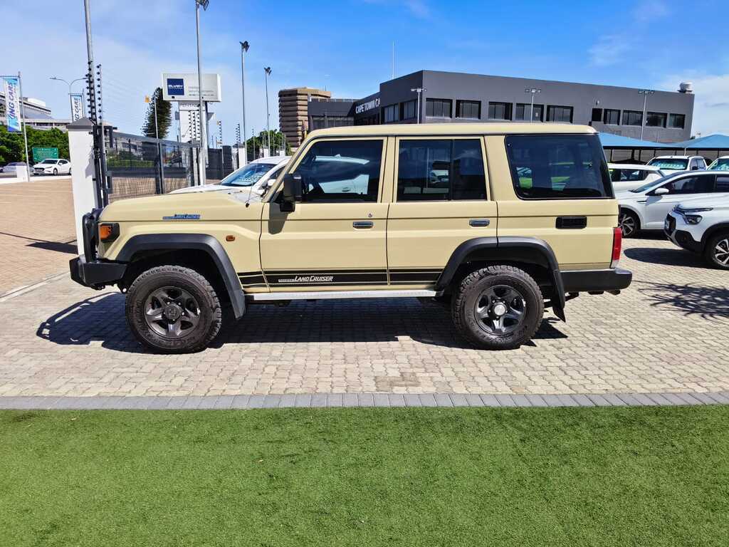 Toyota Landcruiser 70 - View 4