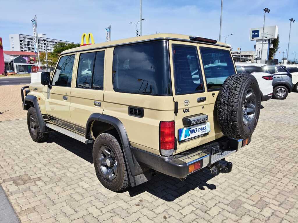 Toyota Landcruiser 70 - View 5