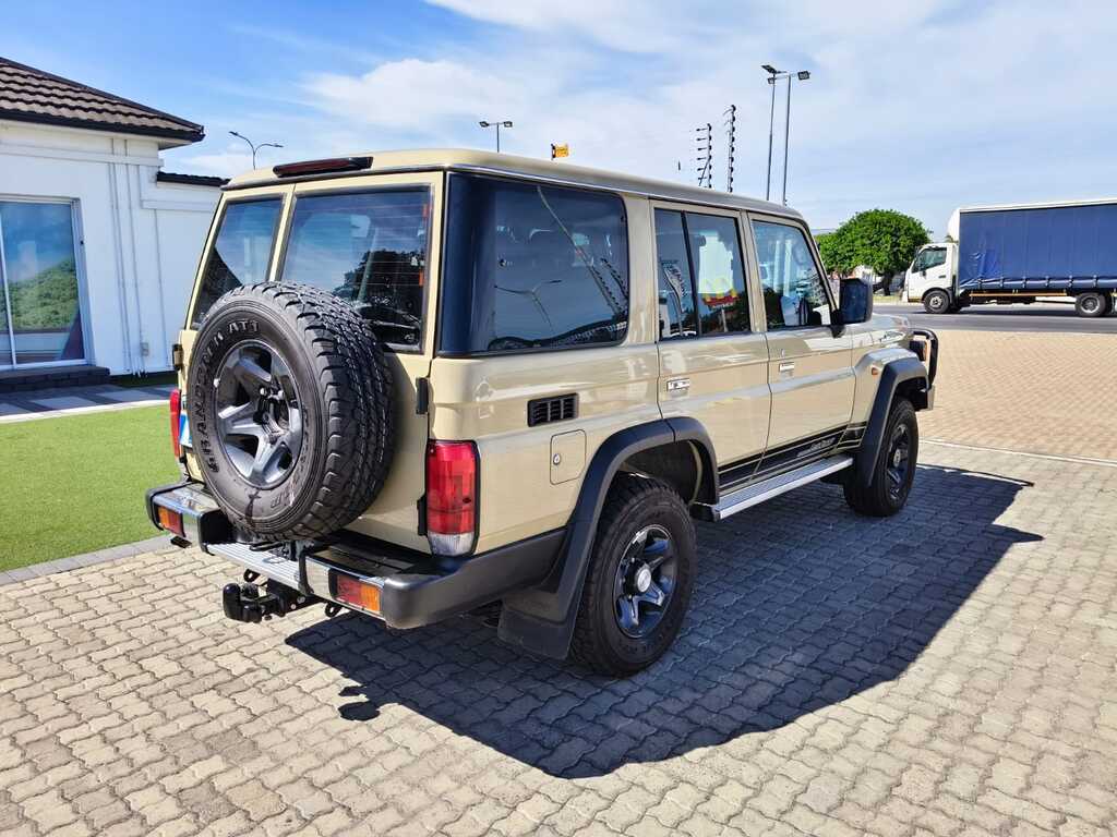 Toyota Landcruiser 70 - View 7