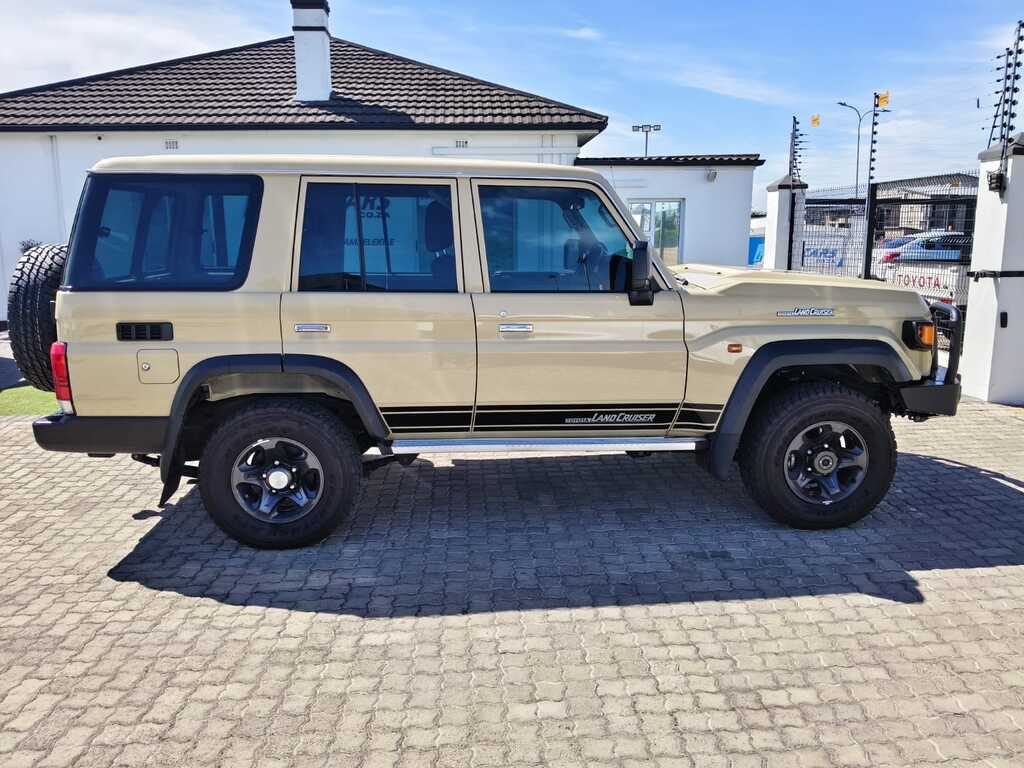 Toyota Landcruiser 70 - View 8