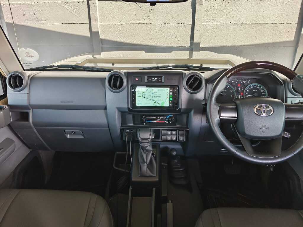 Toyota Landcruiser 70 - View 9