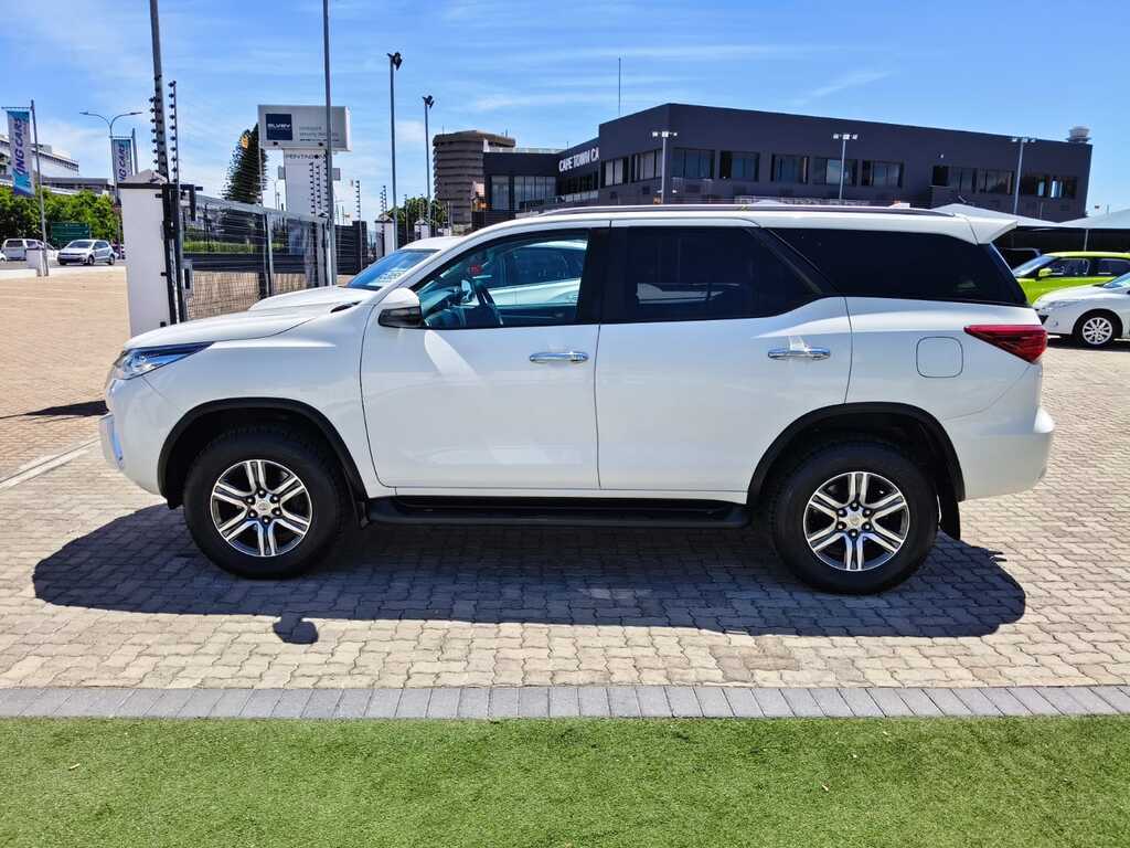 2019 Toyota Fortuner — photo 3