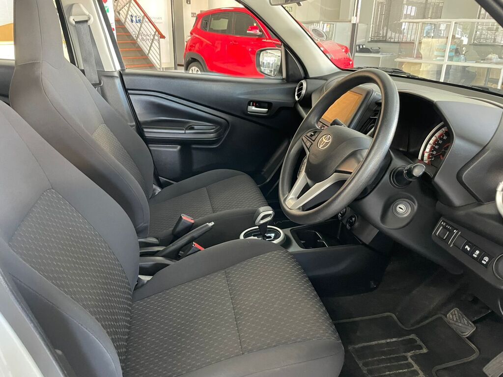 2024 TOYOTA VITZ, White pearl metallic, 33000Kms, Automatic, Hatchback, Petrol, R189 900, Worcester