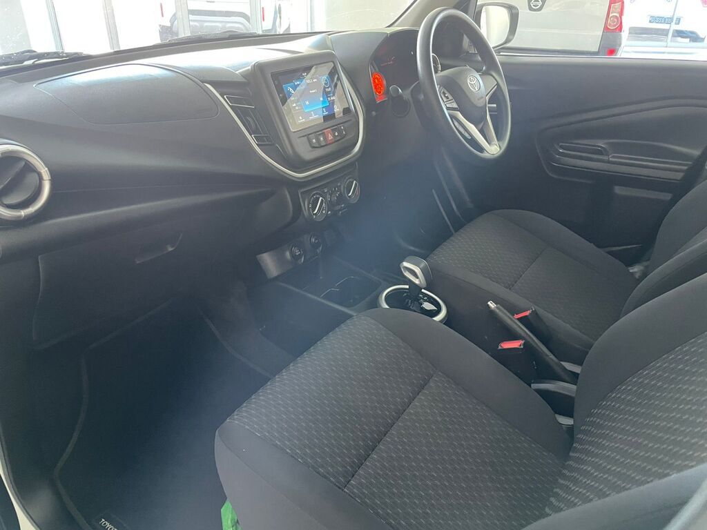 2024 TOYOTA VITZ, White pearl metallic, 33000Kms, Automatic, Hatchback, Petrol, R189 900, Worcester