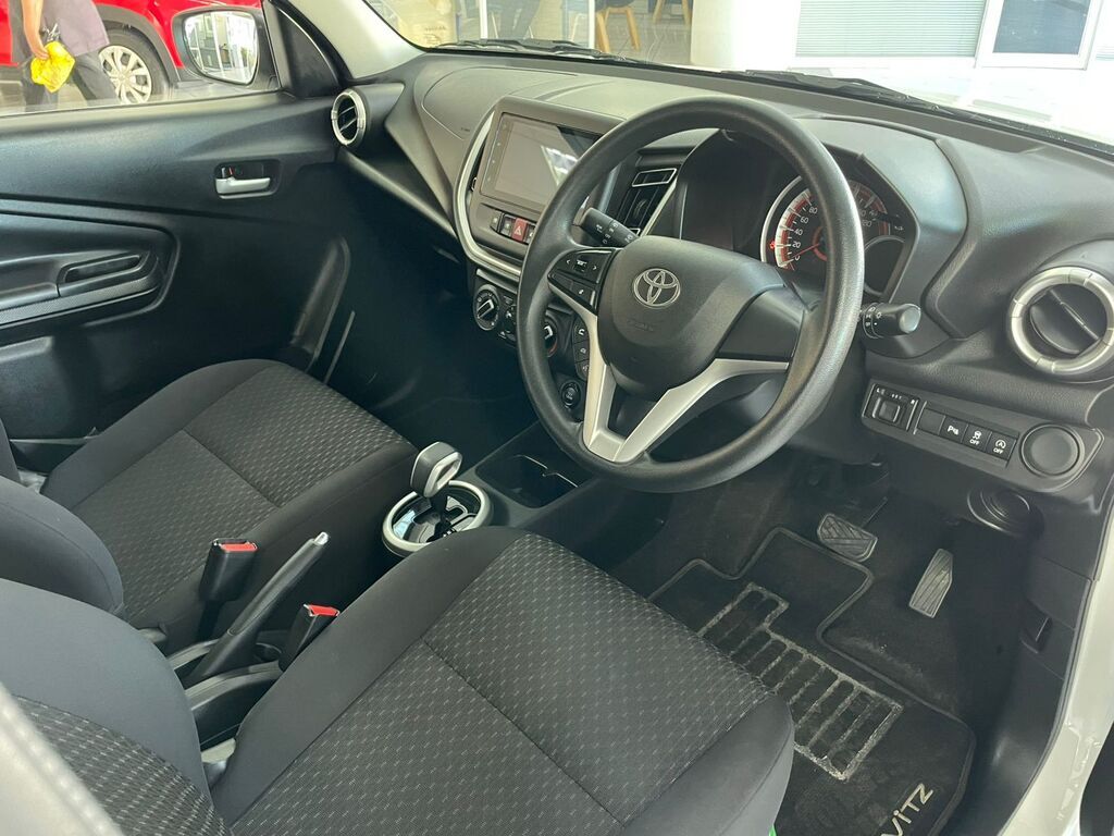 2024 TOYOTA VITZ, White pearl metallic, 33000Kms, Automatic, Hatchback, Petrol, R189 900, Worcester