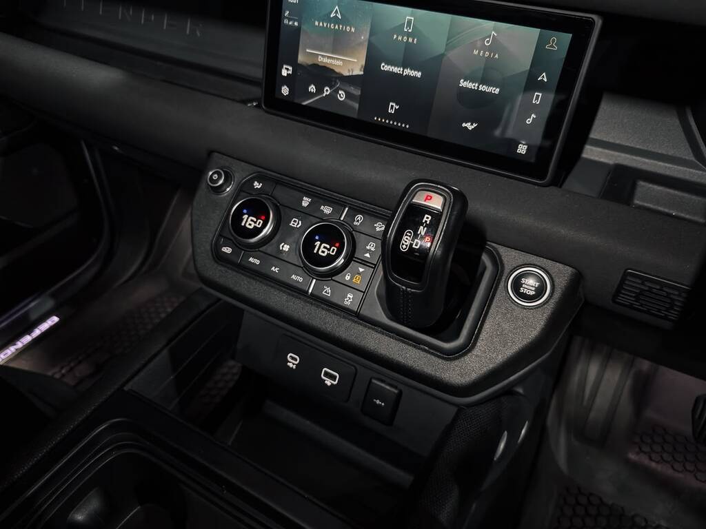 LAND ROVER DEFENDER 110 D300 SE X-DYNAMIC (221KW)