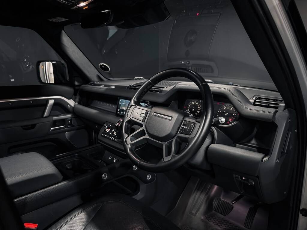 LAND ROVER DEFENDER 110 D300 SE X-DYNAMIC (221KW)