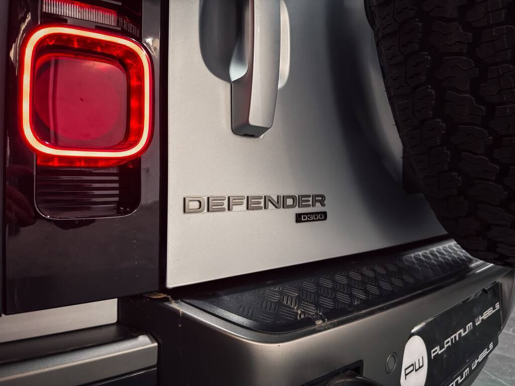 LAND ROVER DEFENDER 110 D300 SE X-DYNAMIC (221KW)