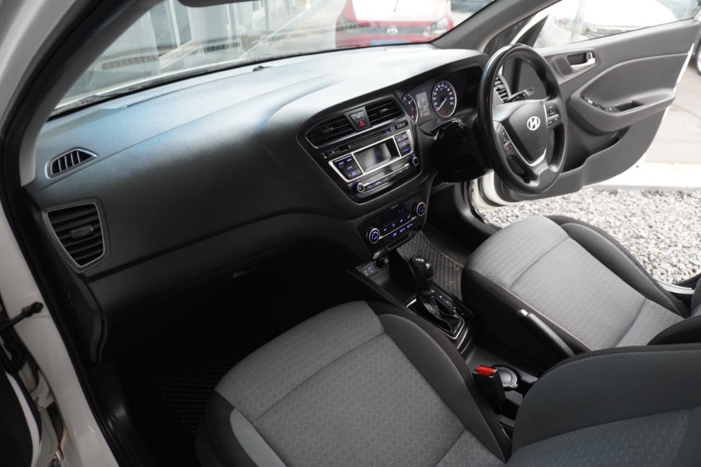 2016 HYUNDAI i20, White, 167000Kms, Automatic, Hatchback, Petrol, R144 995, Goodwood
