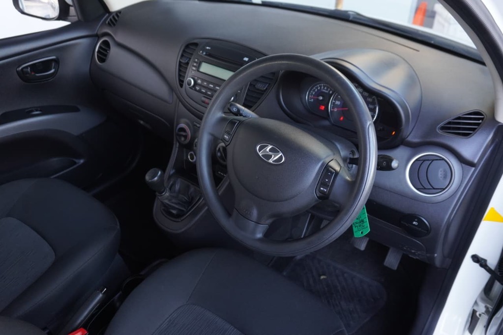 2014 HYUNDAI i10, White, 103000Kms, Manual, Hatchback, Petrol, R99 995, Goodwood