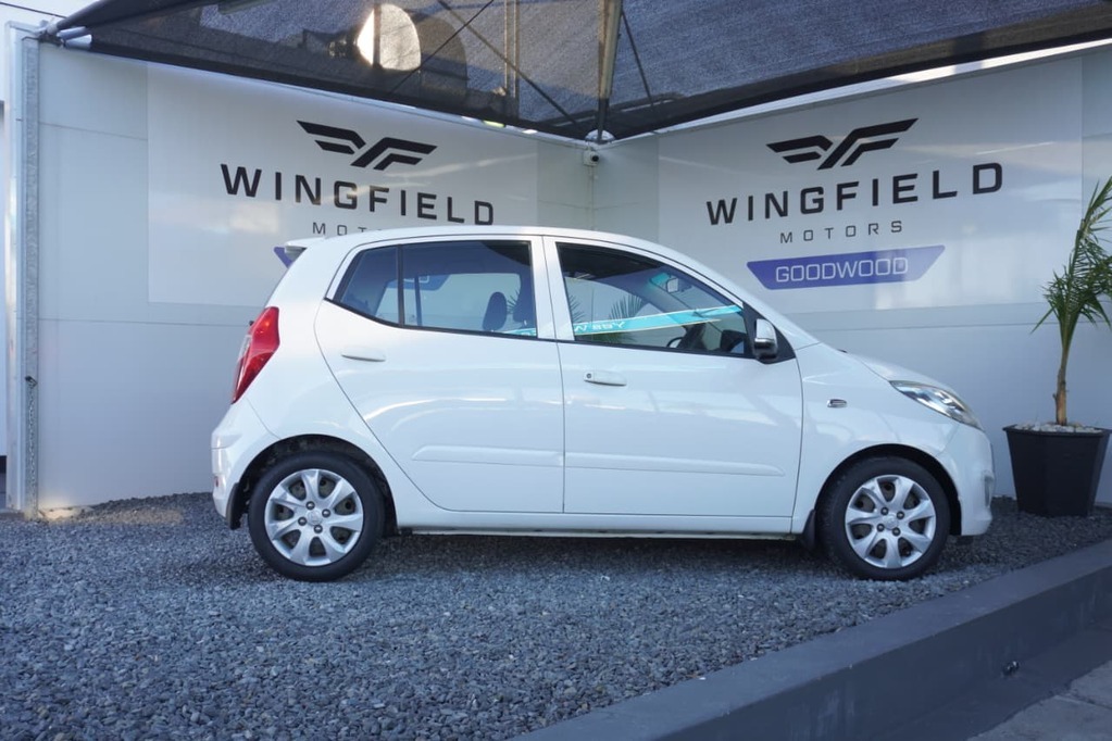 2014 HYUNDAI i10, White, 103000Kms, Manual, Hatchback, Petrol, R99 995, Goodwood