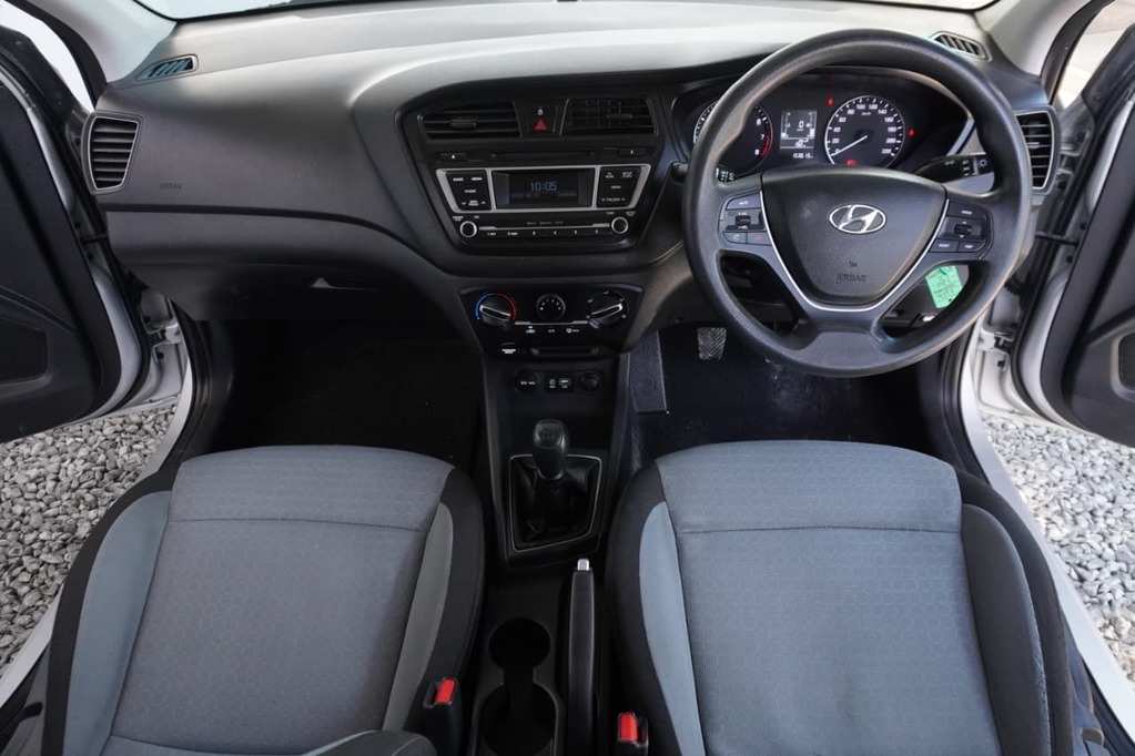 2016 HYUNDAI i20, Silver, 153310Kms, Manual, Hatchback, Petrol, R134 995, Goodwood