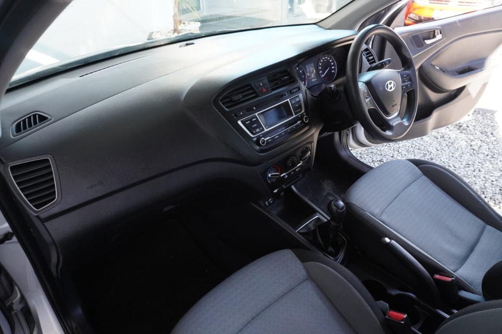 2016 HYUNDAI i20, Silver, 153310Kms, Manual, Hatchback, Petrol, R134 995, Goodwood