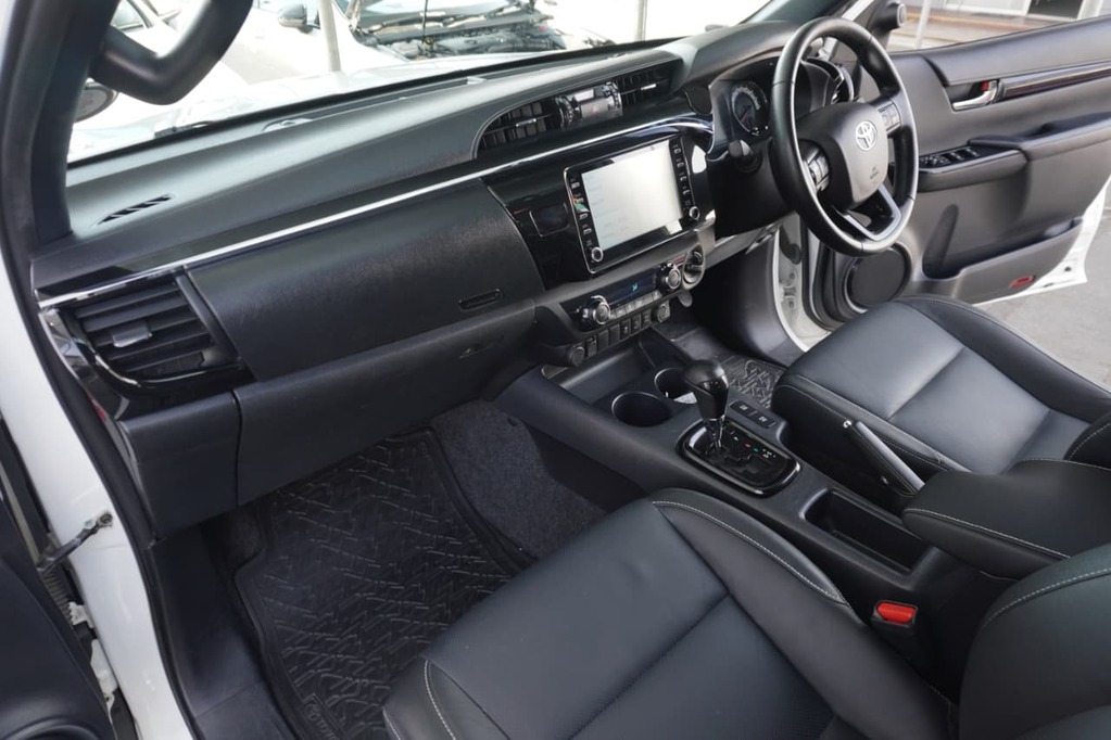 2020 TOYOTA HILUX, White, 133490Kms, Automatic, Bakkie Double Cab, Diesel, R599 995, Wingfield Motors Goodwood