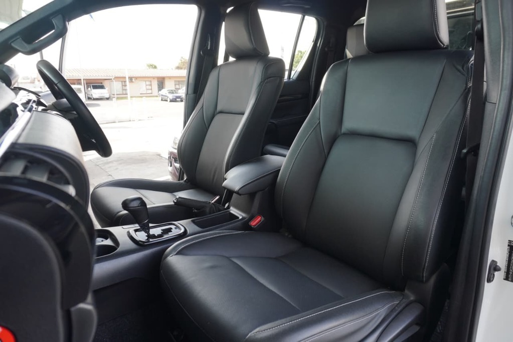 2020 TOYOTA HILUX, White, 133490Kms, Automatic, Bakkie Double Cab, Diesel, R599 995, Wingfield Motors Goodwood