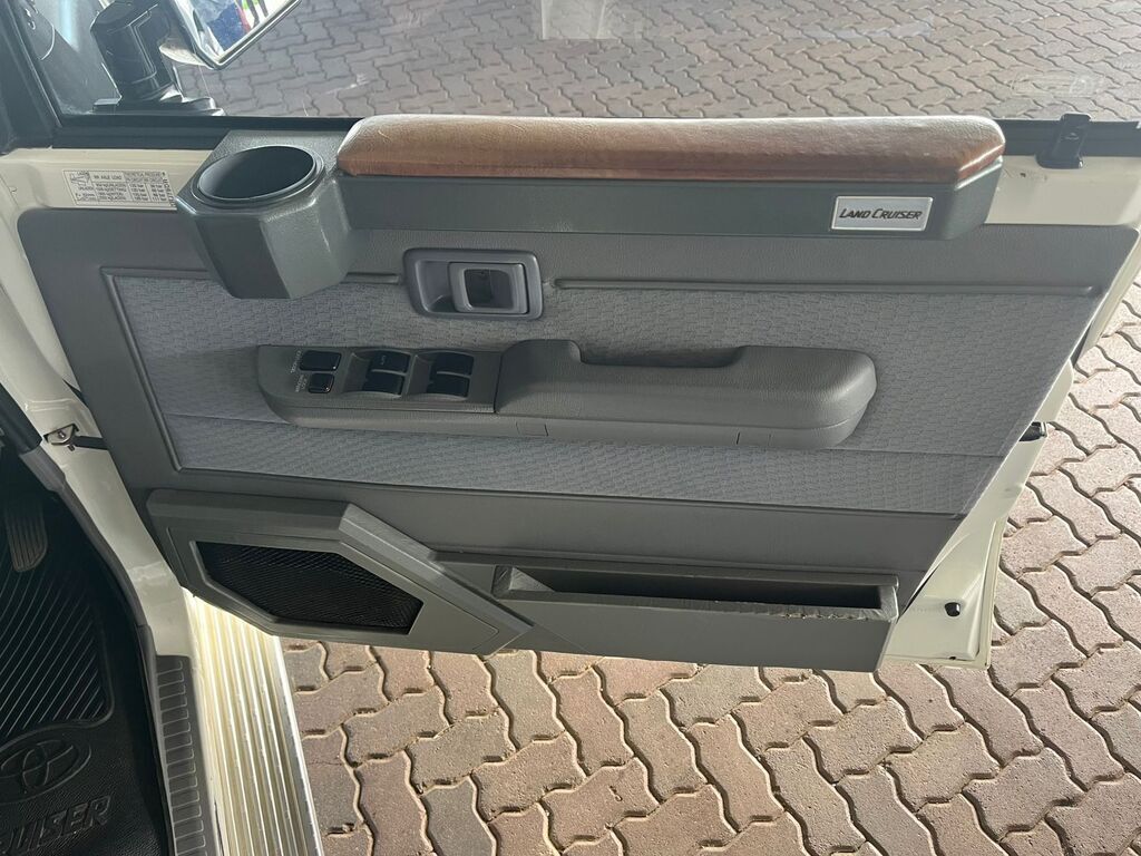 TOYOTA LAND CRUISER 79 LAND CRUISER 79 4.5D 70TH ED P/U D/C - 15