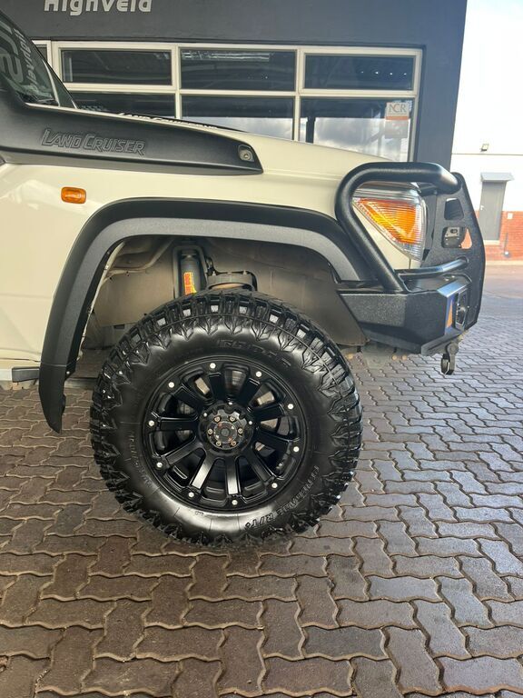 TOYOTA LAND CRUISER 79 LAND CRUISER 79 4.5D 70TH ED P/U D/C - 6