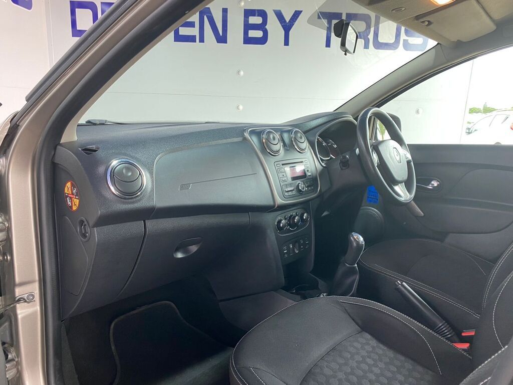 2016 RENAULT SANDERO, Champagne, 117100Kms, Manual, Hatchback, Petrol, R125 900, Kuilsriver