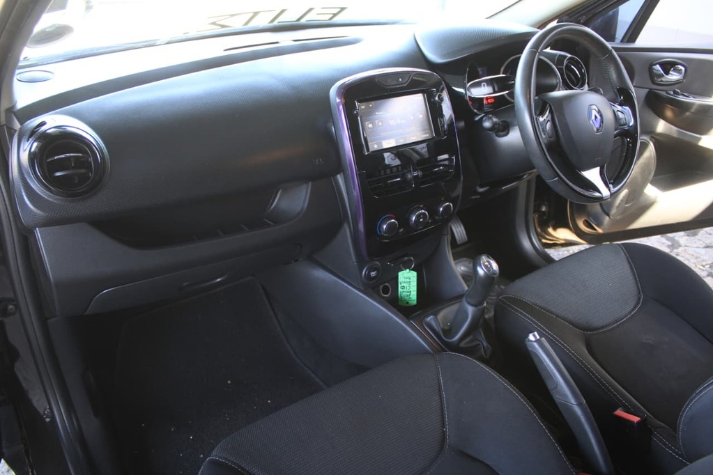 2015 RENAULT CLIO IV, Black, 104000Kms, Manual, Hatchback, Petrol, R129 900, Kuilsriver