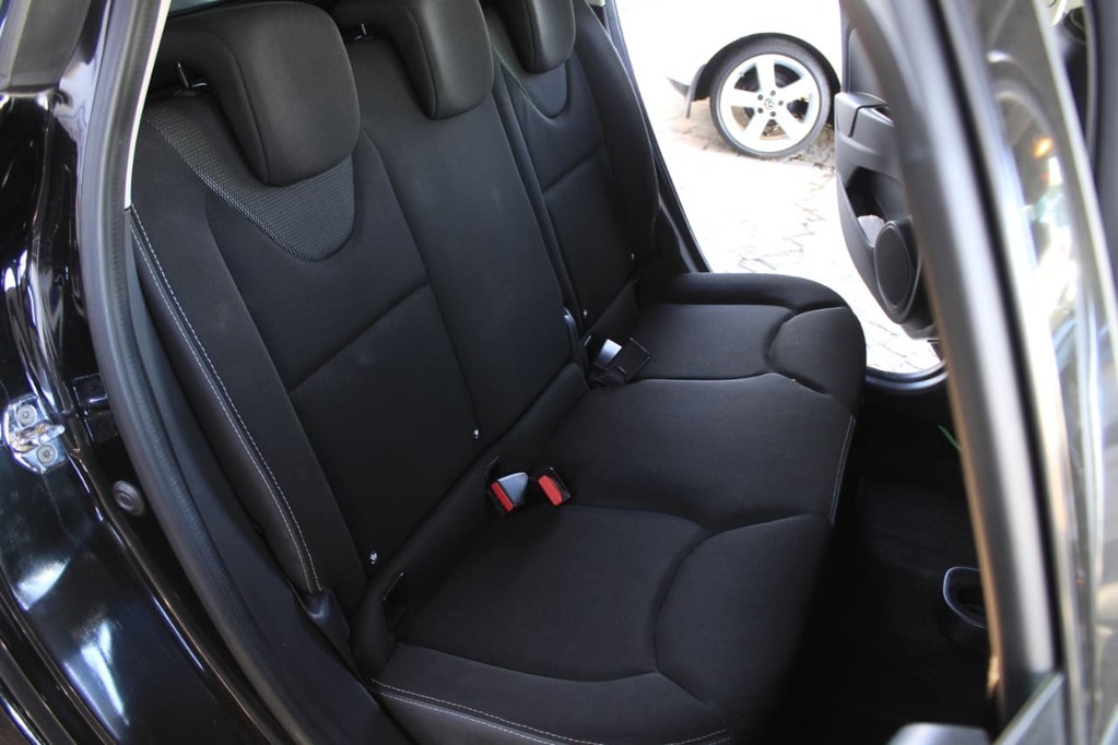 2015 RENAULT CLIO IV, Black, 104000Kms, Manual, Hatchback, Petrol, R129 900, Kuilsriver