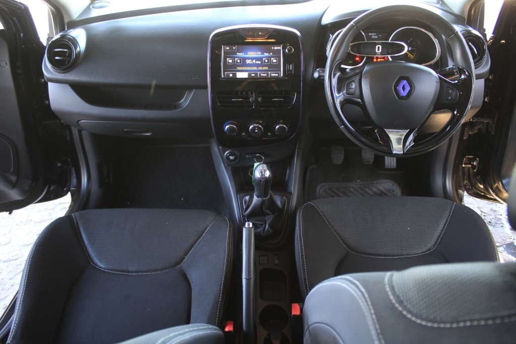 2015 RENAULT CLIO IV, Black, 104000Kms, Manual, Hatchback, Petrol, R129 900, Kuilsriver